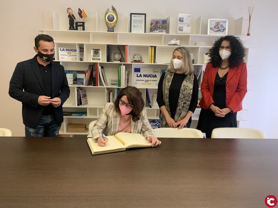 Amparo Navarro reivindica la seu de la Nucia com un cas d'èxit de la relació de la Universitat d'Alacant amb els municipis