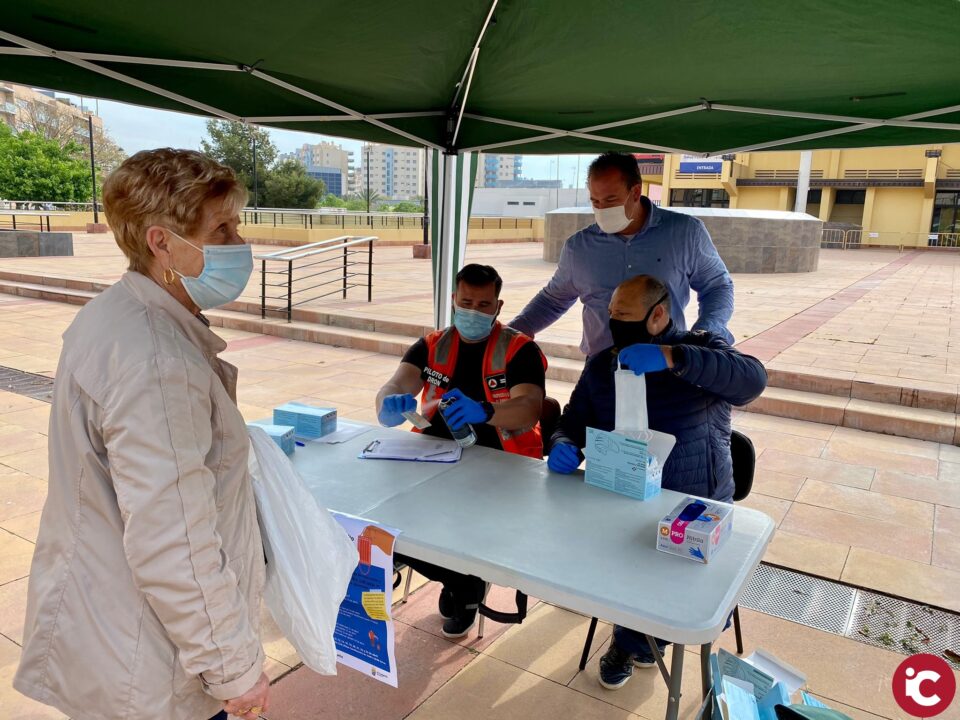 Cientos de vecinos recogen sus mascarillas en el Mercadillo Municipal