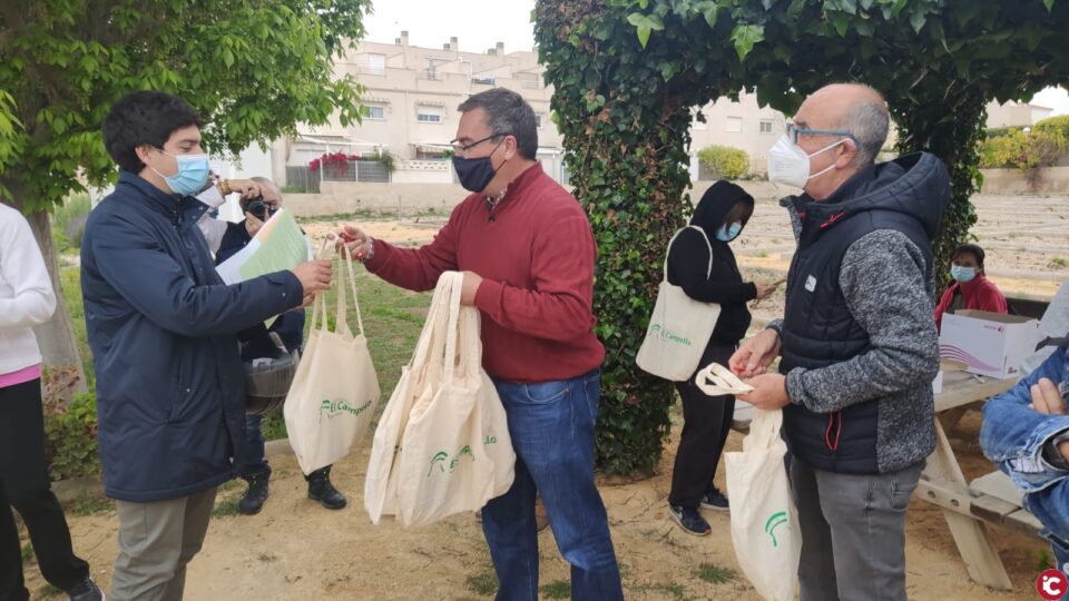 Medio Ambiente entrega las nuevas parcelas del Huerto Urbano "La Almadraba"