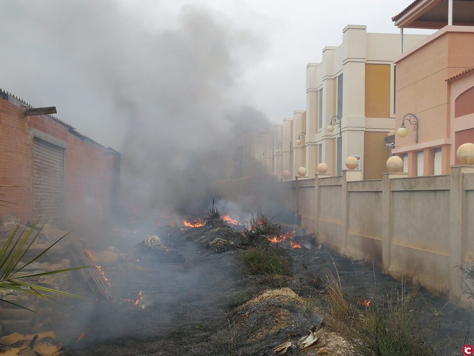Un incendio junto al centro comercial Villa Marco