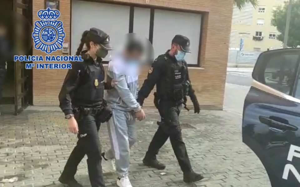 La Policía Nacional ha detenido a dos personas por apuñalar a un tercero tras una discusión en una frutería