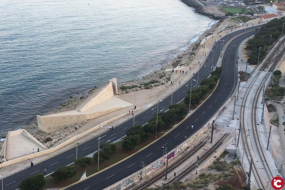 El Ayuntamiento de Alicante mantiene la avenida de Villajoyosa sin tráfico las mañanas de los domingo para facilitar los paseos y hacer deporte en Alicante