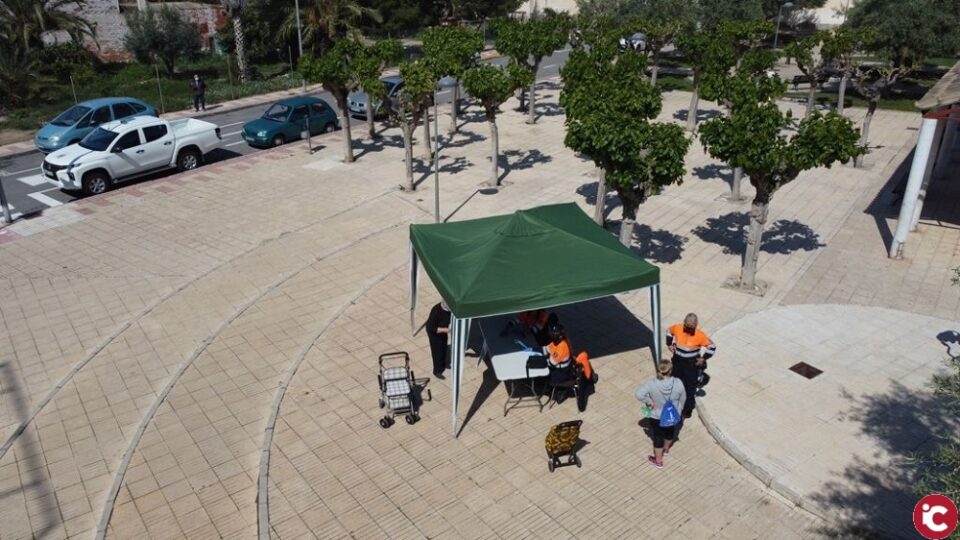 Las mascarillas llegan al barrio de la Cruz