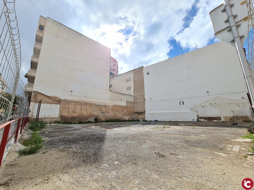 El Ayuntamiento de Elda acondiciona el aparcamiento de la calle Aragón para mejorar el estacionamiento en la zona próxima al Centro de Especialidades de Padre Manjón