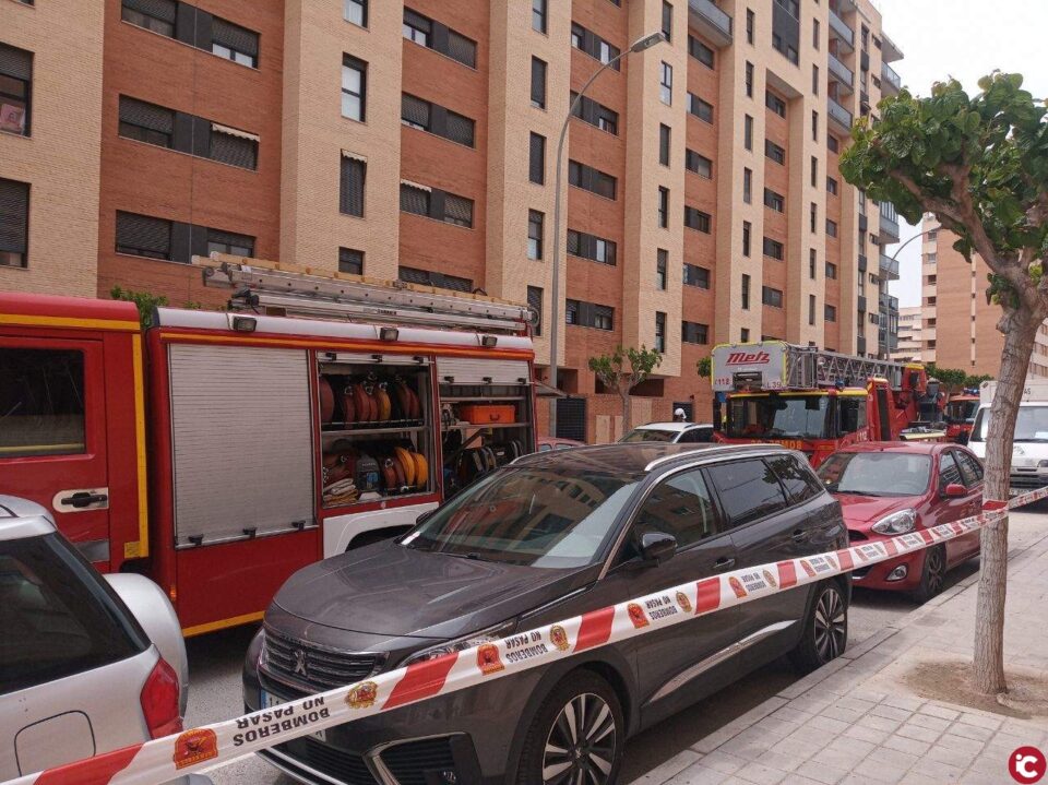 Los bomberos del SPEIS extinguen un incendio en vivienda originado en la terraza del ático de un dúplex en Alicante