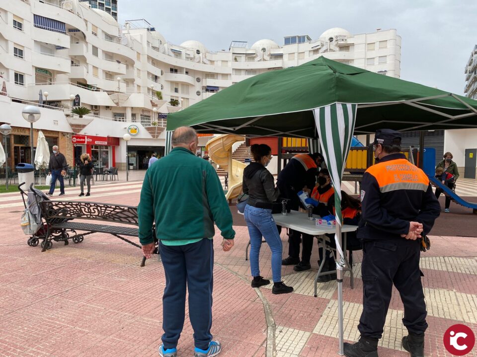 Finaliza en la calle San Bartolomé la segunda tanda de reparto gratuito de mascarillas a la población campellera