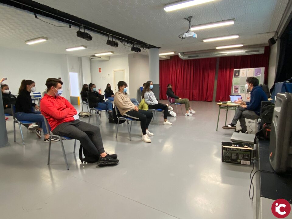 Conferencia magistral de Edu Comelles para alumnos del instituto Clot de LIllot que elaboran el mapa sonoro de El Campello
