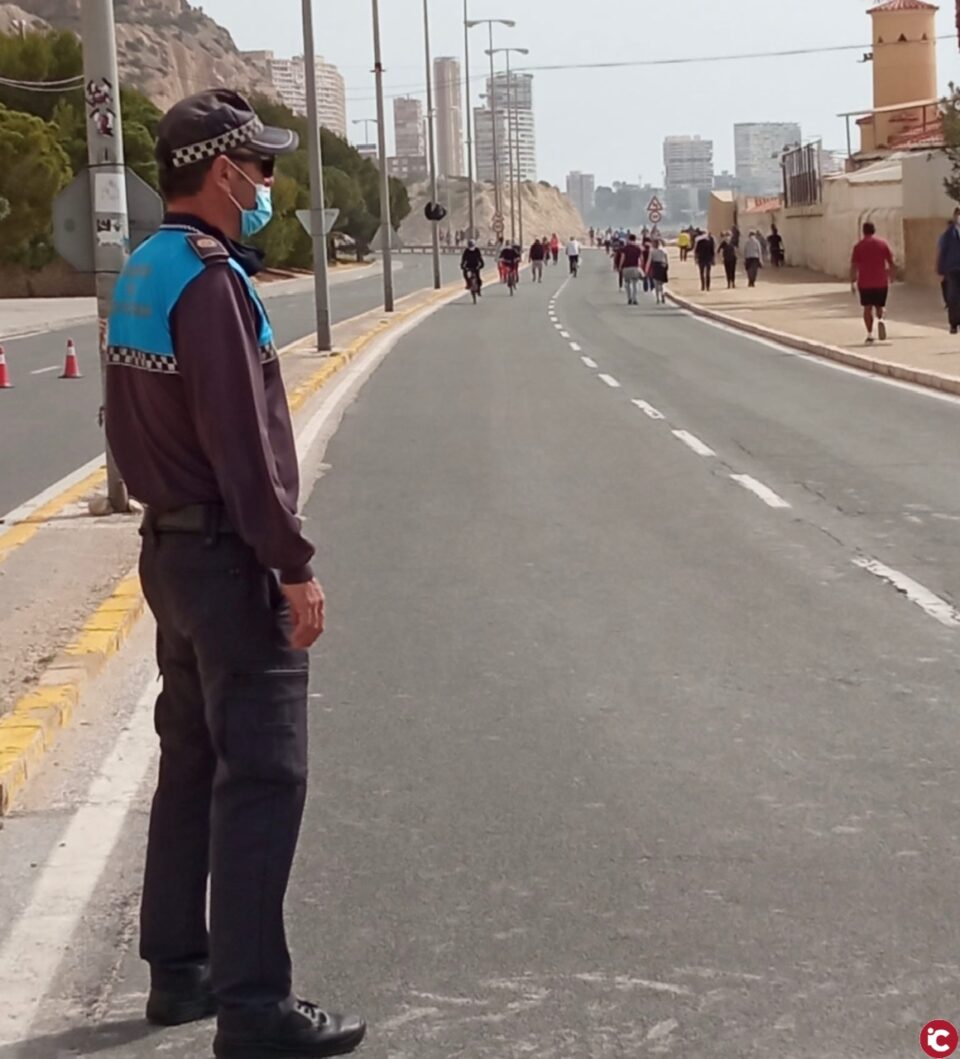 La Policía Local impone 104 denuncias por no llevar mascarillas y 79 por estar en grupos durante el fin de semana en el dispositivo para hacer frente al Covid en Alicante