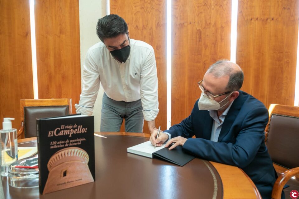 El alcalde de Alicante recibe de manos de Juanjo Berenguer el libro sobre la historia de los últimos 120 años de El Campello