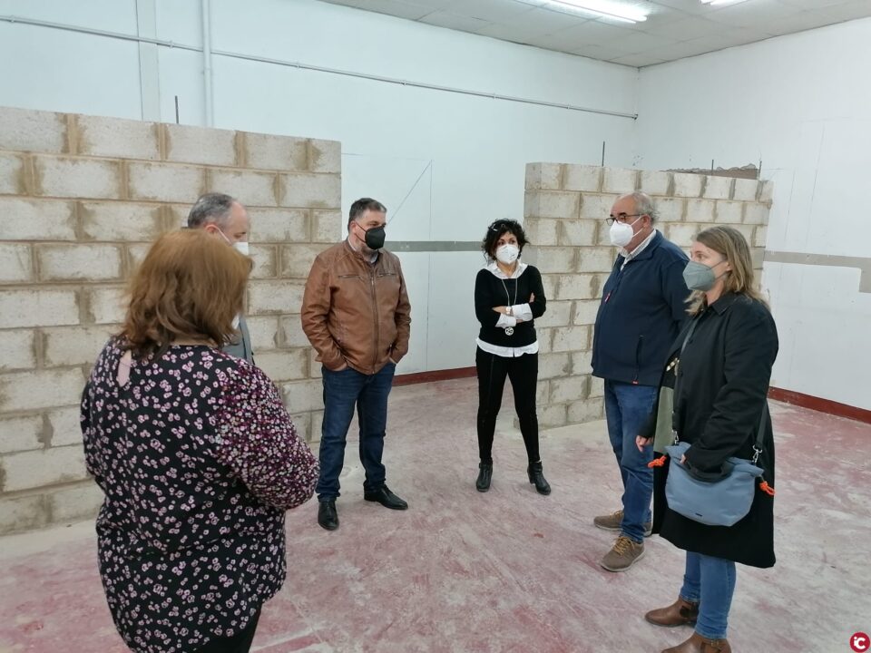 El alcalde y la edil de Desarrollo Empresarial visitan los talleres de Empleo de Villena