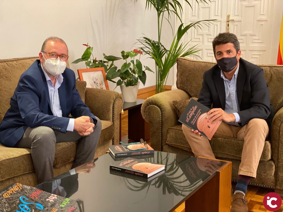 El presidente de la Diputación se interesa por el libro de historia de El Campello