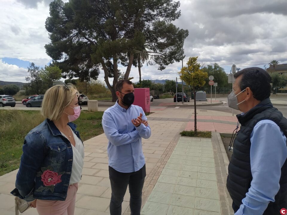 El Ayuntamiento de Elda se reúne con los representantes vecinales de Agualejas para conocer las necesidades de la zona