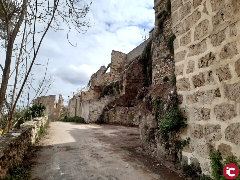 L'Ajuntament d'Alcoi neteja els abocadors de residus situats baix dels carrers Sant Miquel i mossén Rafel de l'Ave Maria