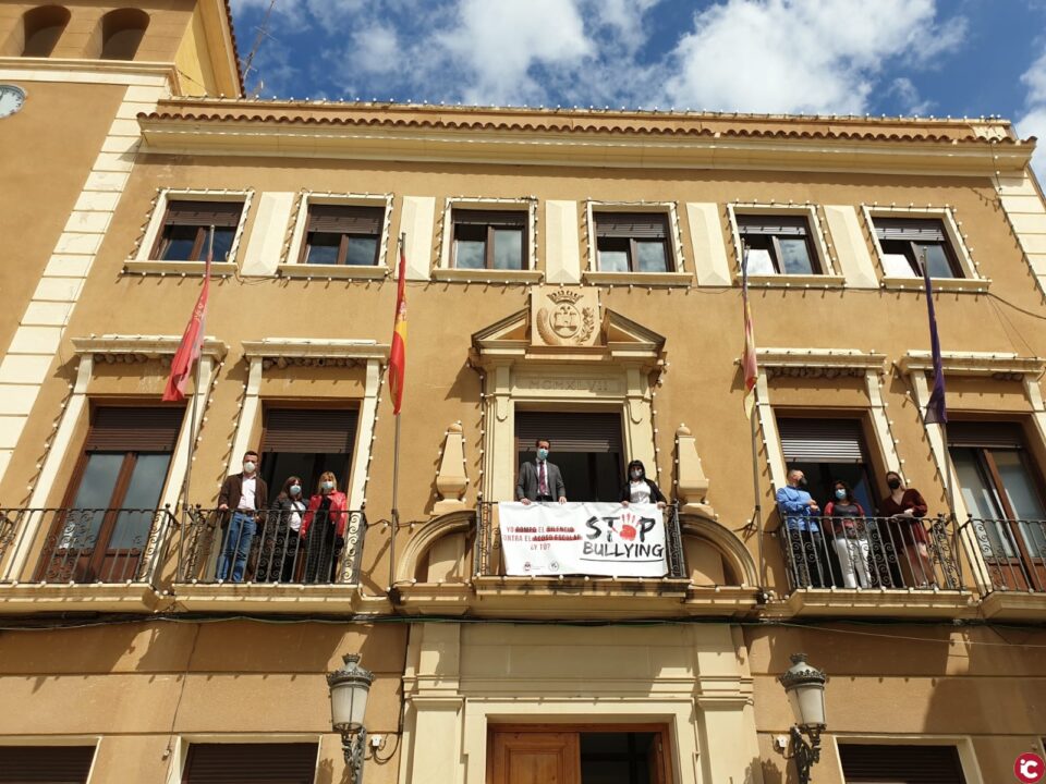 Elda se suma a los actos de celebración del Día Internacional contra el Acoso Escolar con la colocación de una pancarta en el balcón consistorial y la lectura de un manifiesto