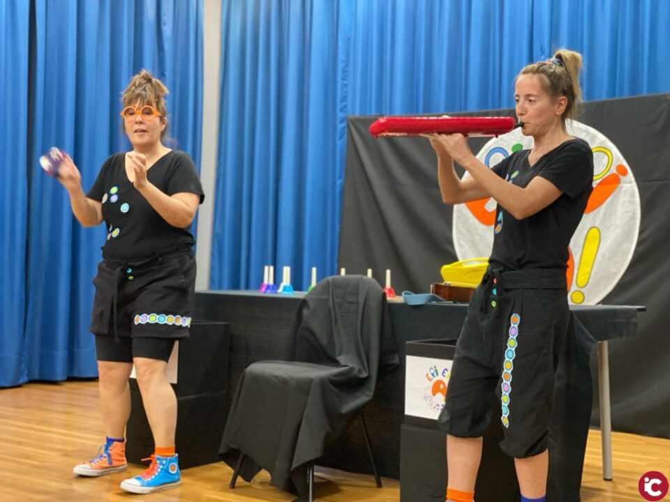 Divertida tarde para los peques de la mano de la compañía Epi Epi A en la biblioteca pública de El Campello