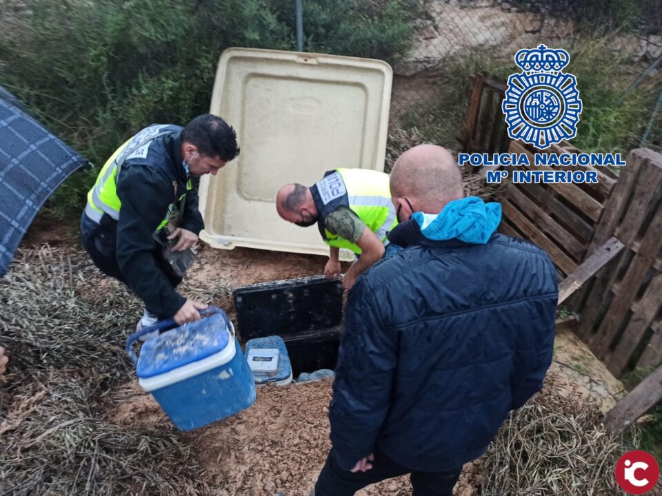 La Policía Nacional localiza un zulo oculto bajo tierra donde se escondían más de 6 kilos de diferentes tipos de drogas