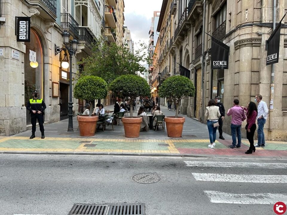 La Policía Local cierra el operativo anticovid con 80 denuncias por no respetar el toque de queda y 92 incumplimientos en el uso de mascarillas el fin de semana en Alicante