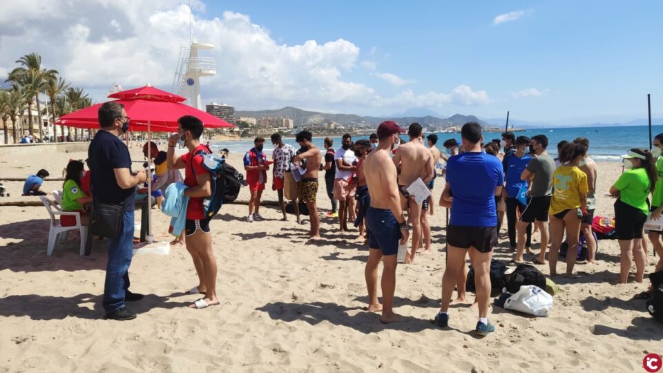 Cientos de jóvenes acudían ayer hasta la playa Carrer la Mar