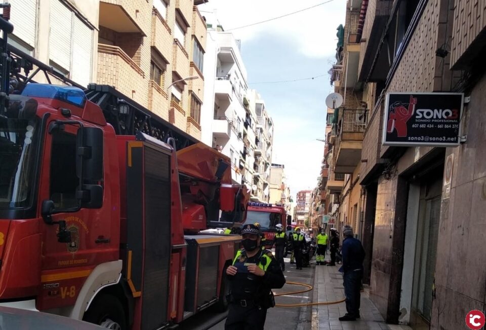 Los bomberos del SPEIS intervienen en un incendio en vivienda con una mujer herida por inhalación de humo en Alicante