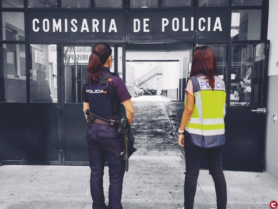 La Policía Nacional ha detenido a once jóvenes de entre 16 y 19 años por daños en una vivienda que alquilaron para la celebración de una fiesta clandestina