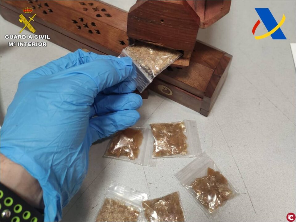 La Guardia Civil intercepta un paquete que contenía una droga conocida como molécula de Dios
