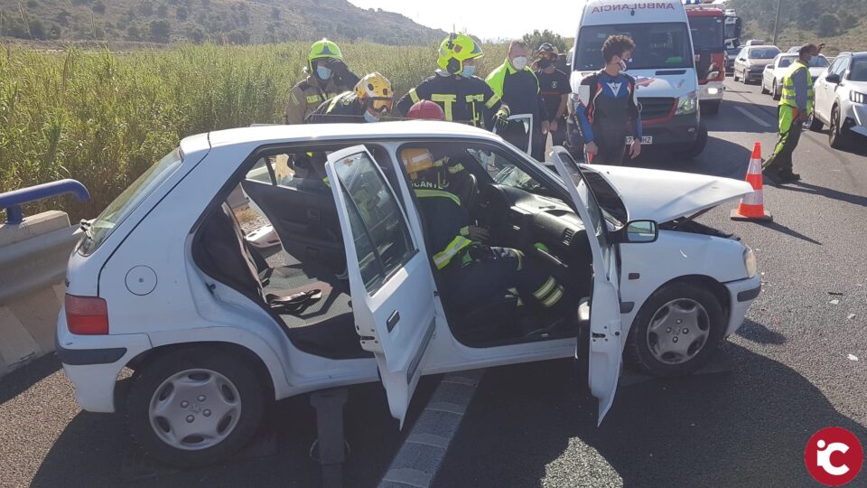 Los bomberos del SPEIS rescatan a un hombre del interior de un vehículo en un accidente en la autovía