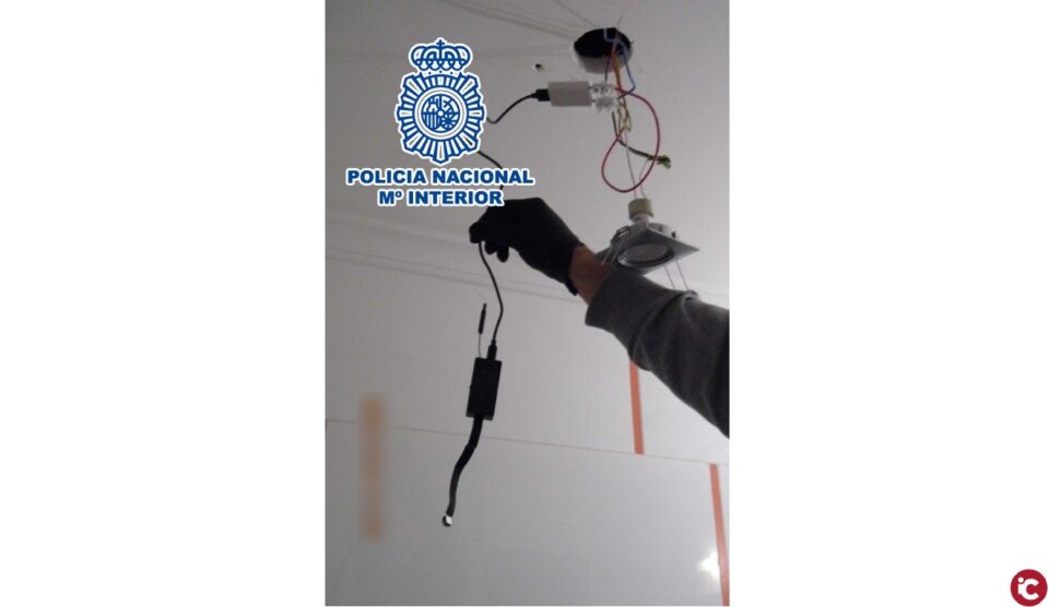 La Policía Nacional ha detenido a un varón por instalar una "mini cámara espía" en el cuarto de baño de su vecina