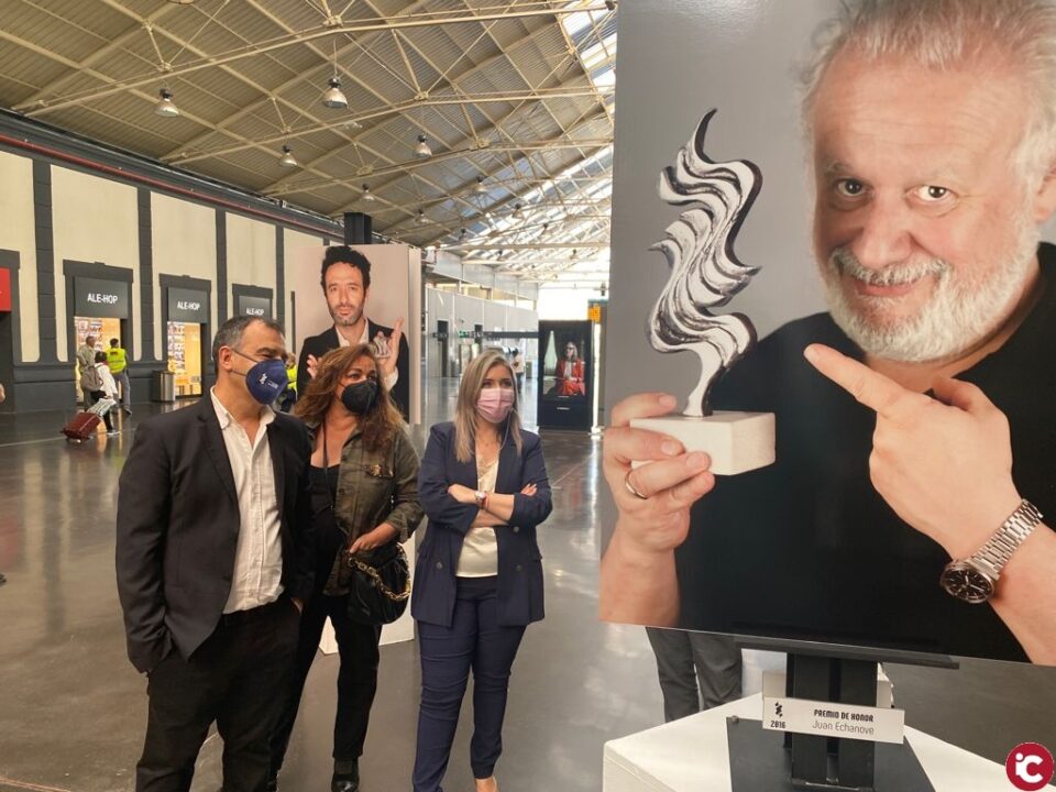 Inaugurada la exposición fotográfica del Festival de Cine de Alicante en la estación de ADIF