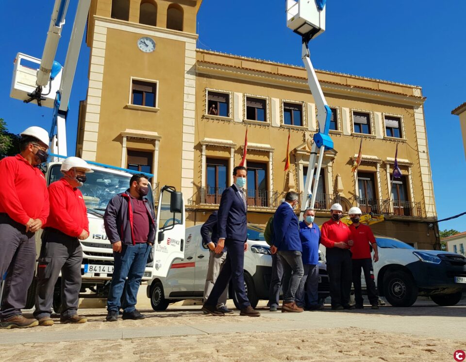 El Ayuntamiento de Elda presenta a la empresa que se encargará del mantenimiento y renovación del alumbrado público de la ciudad durante los próximos tres años