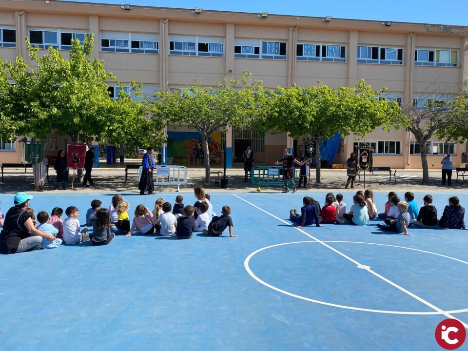 Representación extraordinaria de las embajadas de Moros y Cristianos en el colegio Pla de Barraques