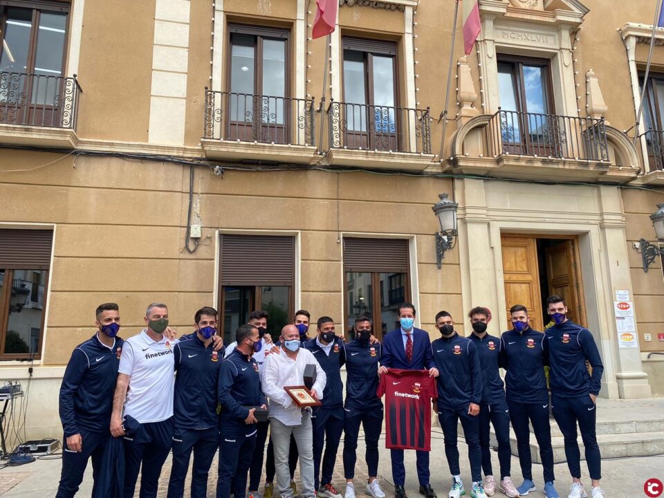 La Corporación Municipal recibe en la Plaza del Ayuntamiento a jugadores