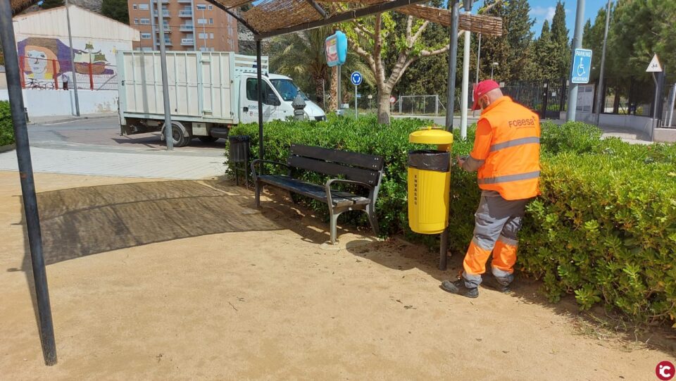 Xixona instala papeleras amarillas para envases en los parques del municipio