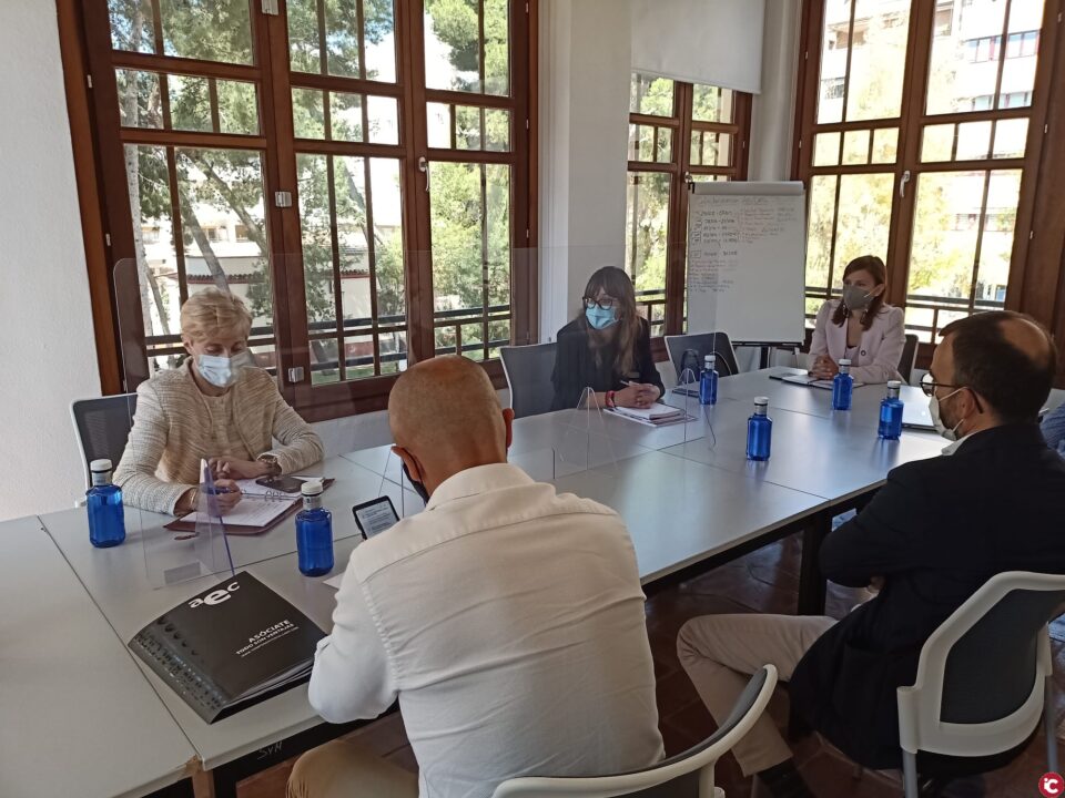 La oficina técnica Elda 2030 presenta el Plan Estratégico a organizaciones sindicales y tejido industrial eldense y les anima a enviar sus iniciativas y propuestas