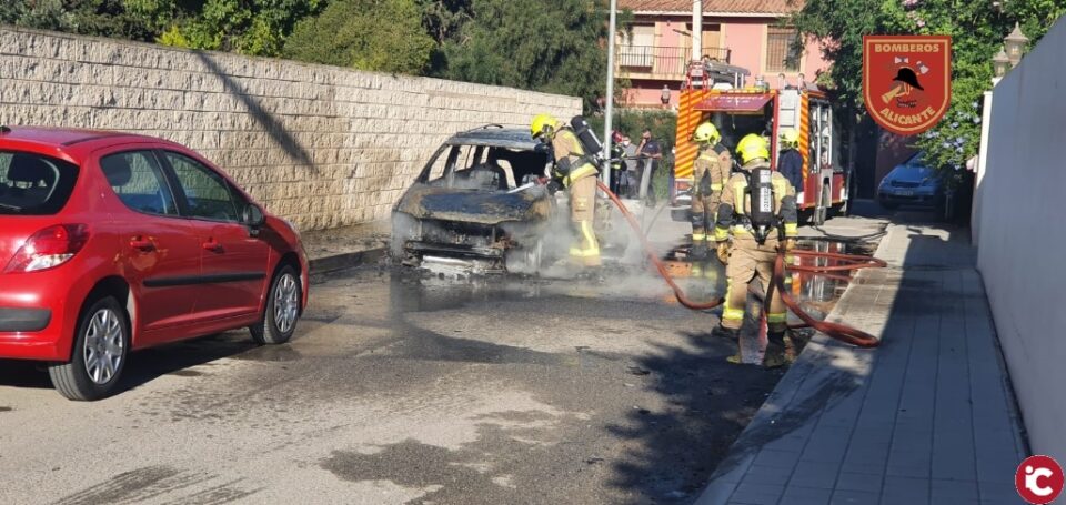 Los Bomberos del SPEIS intervienen en la extinción de un incendio de un vehículo que queda calcinado frente al Colegio Aire Libre
