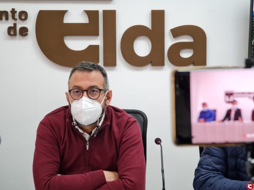 El Ayuntamiento de Elda avanza en el proceso de renovación de la imagen de la ciudad con el cambio de la señalética y el mobiliario urbano
