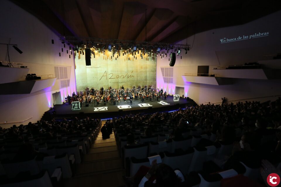 La escritora y periodista Nativel Preciado se alza con el Premio Azorín de Novela 2021 con su obra 'El Santuario de los Elefantes'