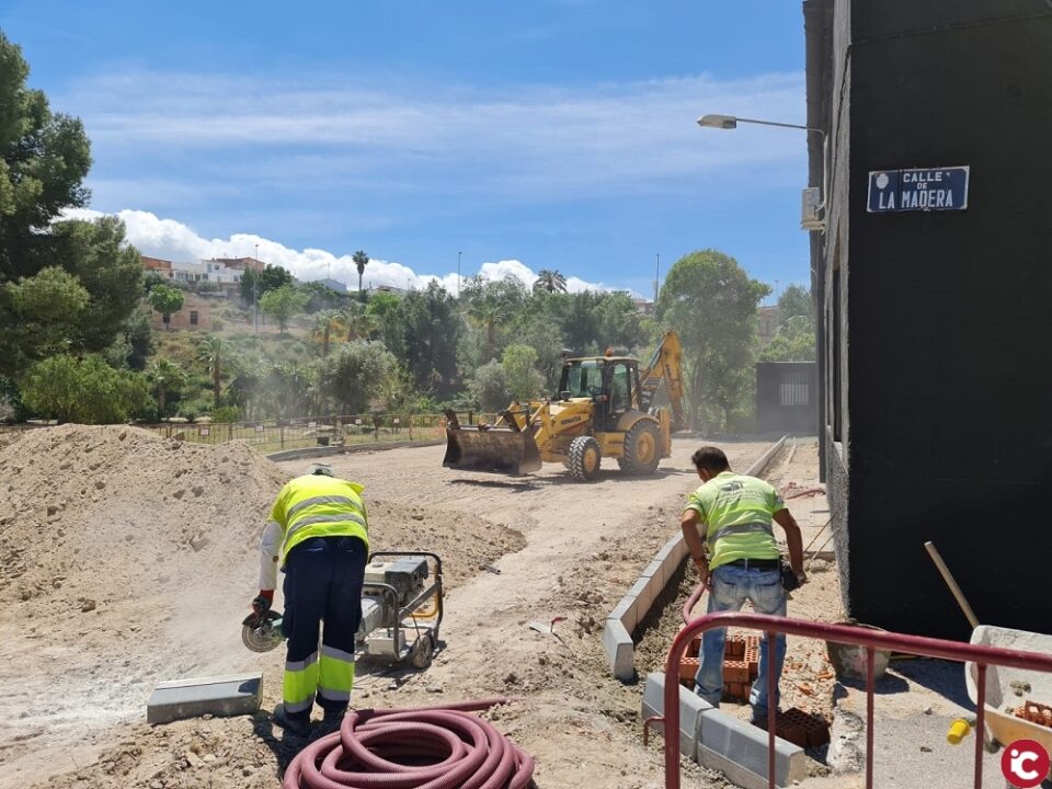 El Ayuntamiento de Elda remodela la calle La Madera para mejorar el acceso a los Jardines del Vinalopó y crear un nuevo aparcamiento público