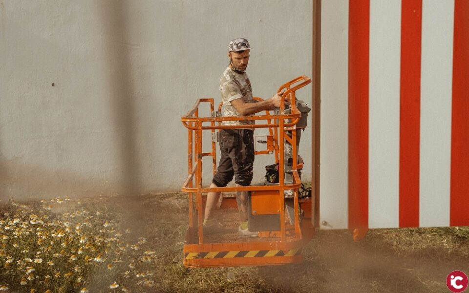 El artista internacional Antonyo Marest plasma su nuevo mural de gran formato en Villena