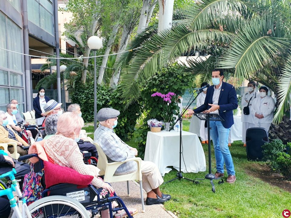 El alcalde de Elda visita la Residencia El Catí con motivo del 30 aniversario del centro geriátrico público y agradece la labor que realiza todo el personal para proteger a nuestros mayores