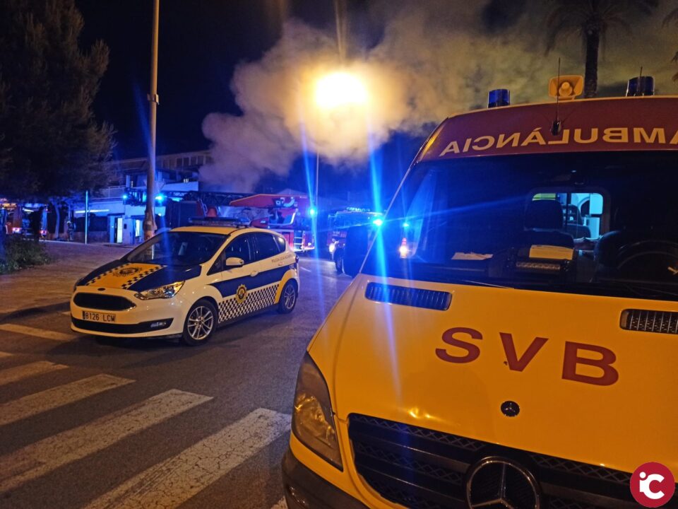 La Policía Local rescata por la terraza a una mujer en un incendio de un bungalow extinguido por los bomberos del SPEIS