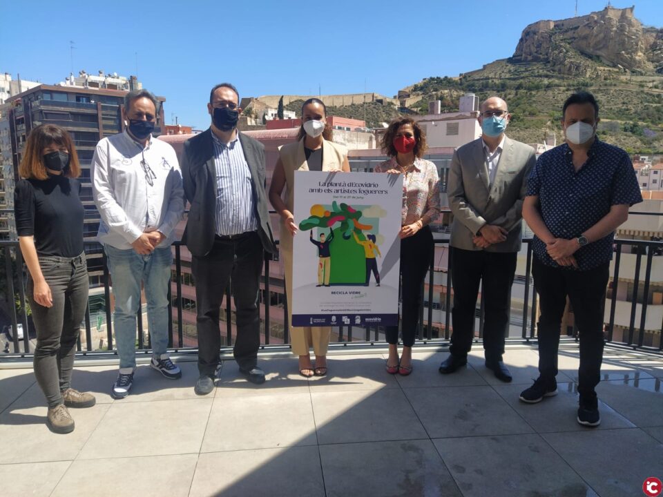 Doce artistas alicantinos de Hogueras alicantinos sus ninots en doce contenedores de vidrio desde el 17 al 27 de junio