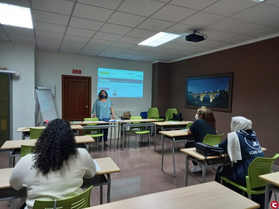 El programa dinserció sociolaboral porta a terme un taller de formació per millorar locupabilitat