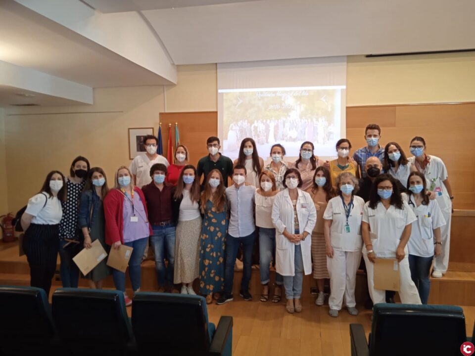 El Hospital de Elda rinde homenaje a los 24 residentes que finalizan la especialidad