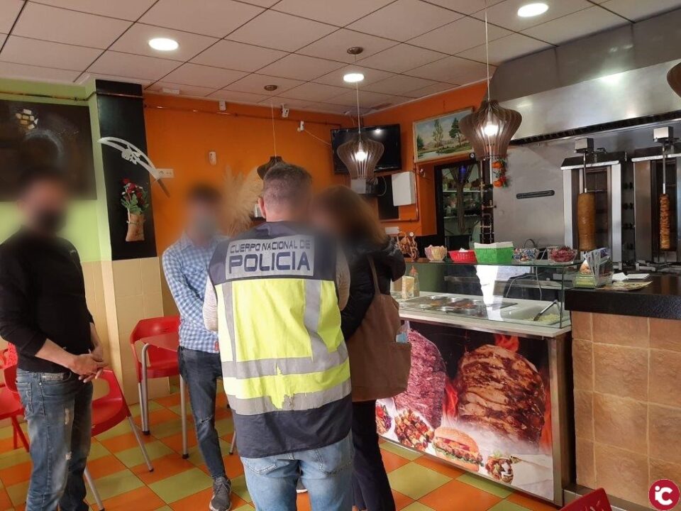 La Policía Nacional ha detenido a dos personas por un delito contra los derechos de trabajadores extranjeros para obtener un beneficio económico como resultado de varias inspecciones de trabajo en las localidades de Bañeres de Mariola
