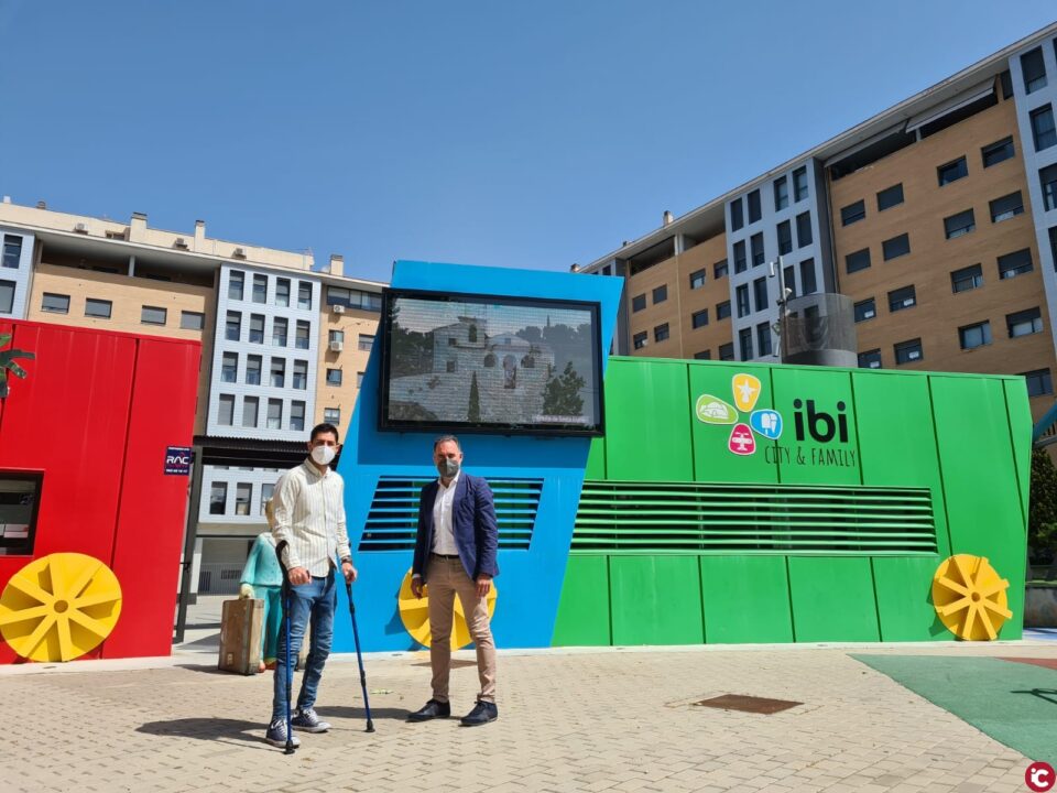 Turismo promociona Ibi con una pantalla led en la fachada de la Tourist Info
