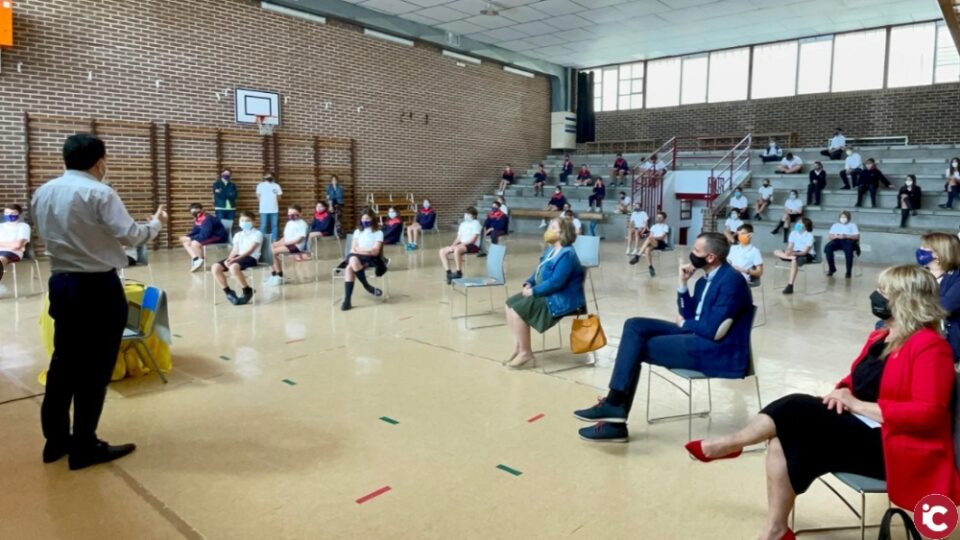 L'alcalde d'Alcoi visita el Col·legi Esclaves per conèixer els resultats de l'investigació "Alcoi Femení Plural"