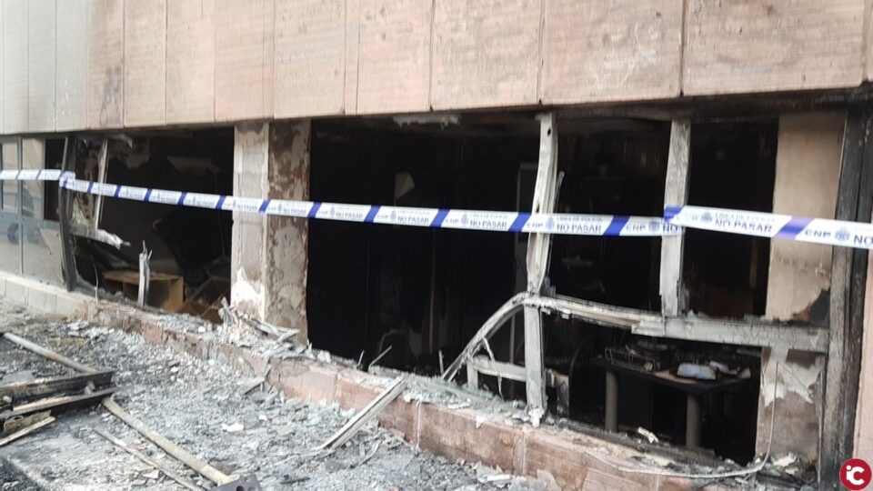 Los Bomberos del SPEIS extinguen de madrugada un incendio en el centro de Alicante