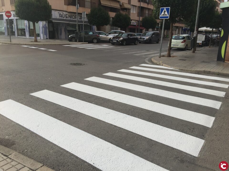 Petrer repone la pintura vial de la señalización horizontal en 13 vías públicas