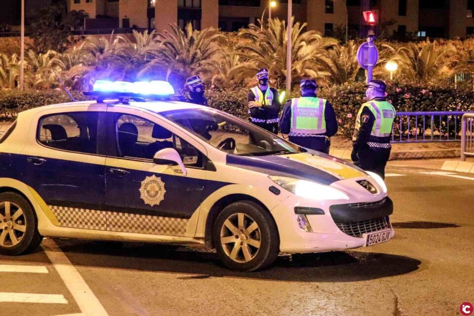 La Policía Local detiene a dos personas por participar en una reyerta esta noche con un arma blanca