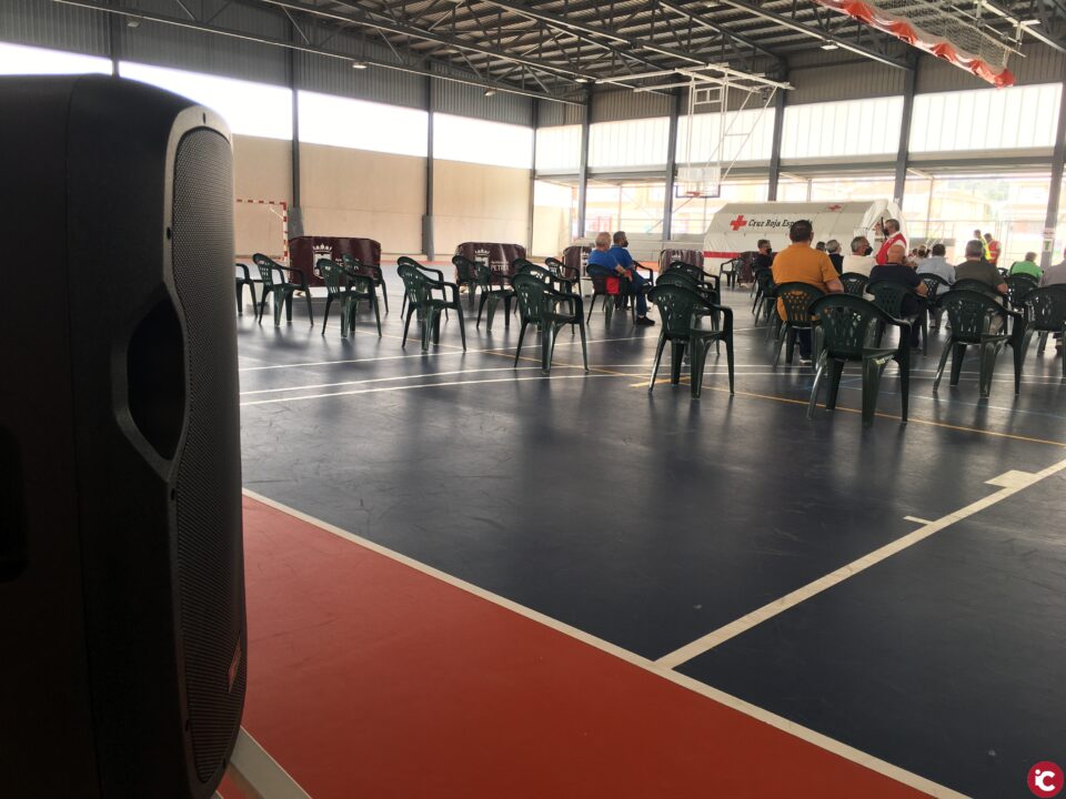 Los vecinos de Petrer se vacunan escuchando la música de su juventud para activar recuerdos positivos emocionales